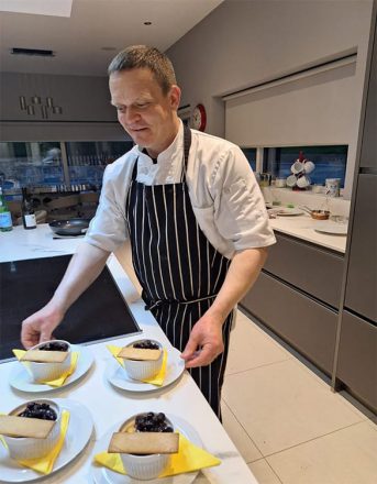 Chef servicing table